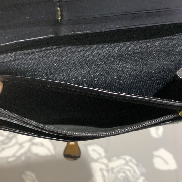 Fendi long wallet. Lots of deep scratches and paint peeling and scratches. - Picture 7 of 12